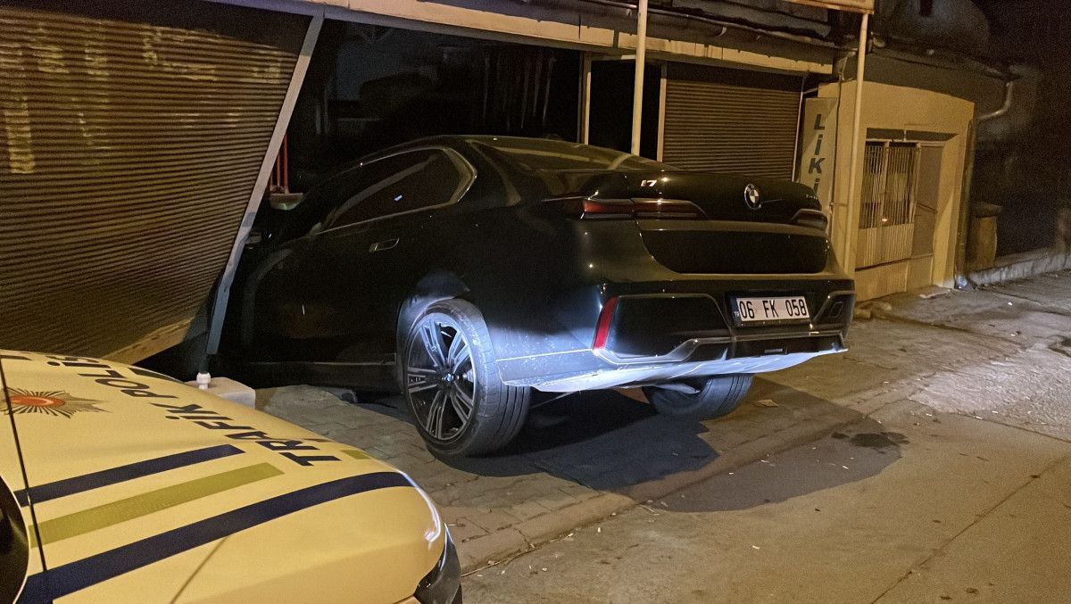 Sivas’ta fren yerine gaza basan kadın sürücü markete girdi