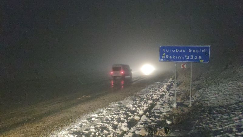 Van’da kar ve sis, trafiği zora soktu