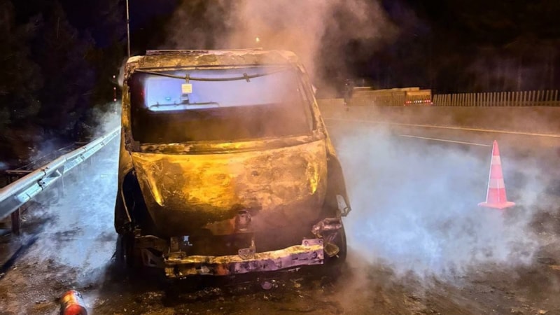 Adana’da seyir halindeyken alev alan çekici yandı