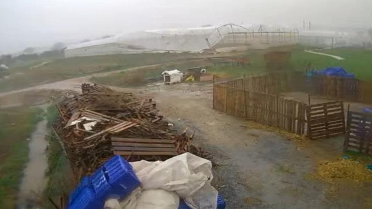 Antalya’da hortum saniyeler içinde serayı yerle bir etti