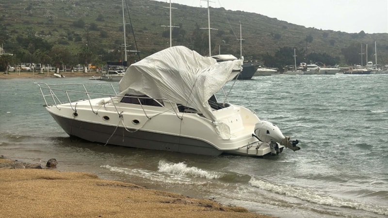Bodrum’da şiddetli fırtına: Motoryat karaya oturdu