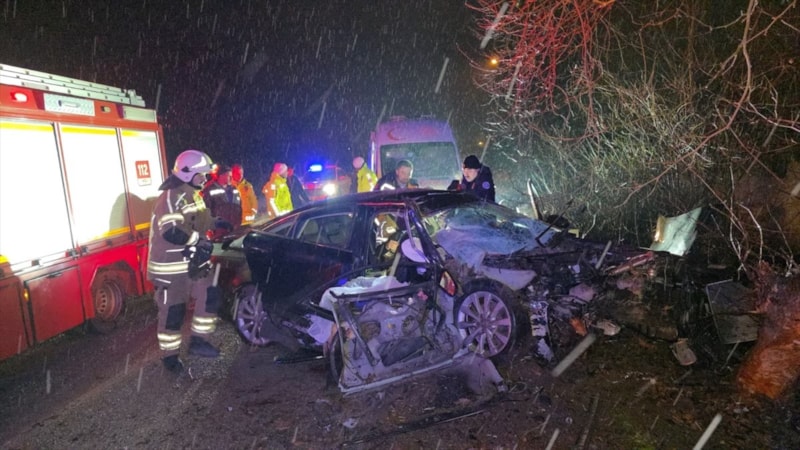 Bursa’da ağaca çarpan otomobildeki 2 kişi öldü