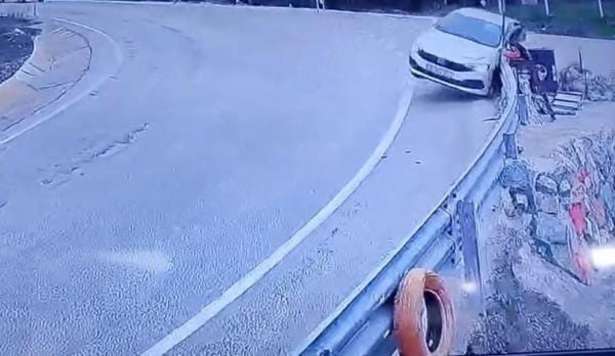 Bursa’da kontrolden çıkan araç bariyerlere saplandı