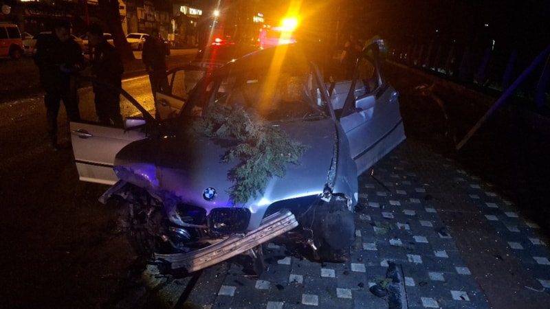 Bursa’da kontrolden çıkan otomobil ağaca çarptı: 2 ağır yaralı