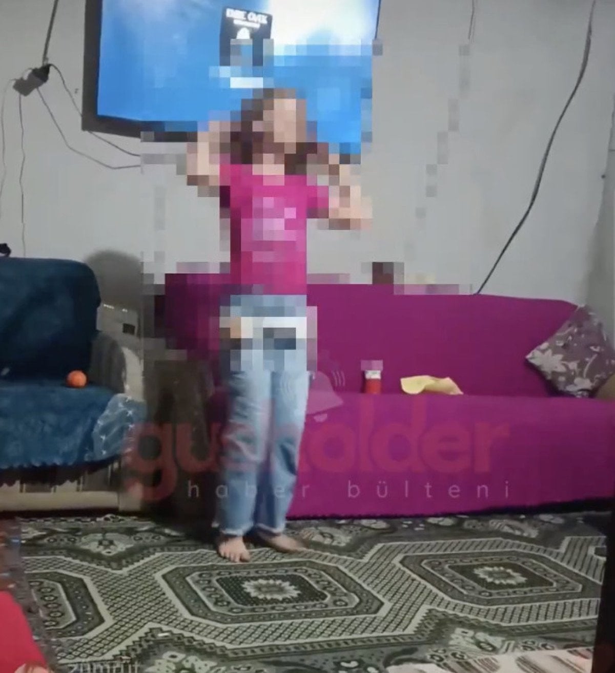 Canlı yayınında küçük kızını dans ettirerek para kazanmaya çalıştı