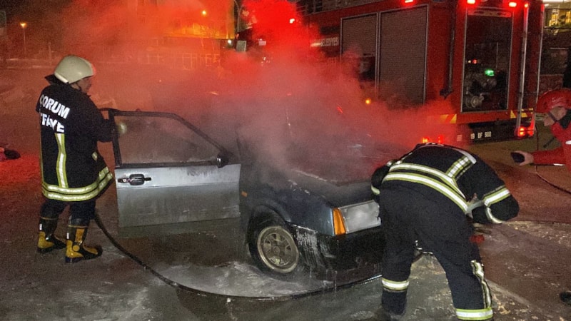 Çorum’da otomobili küle dönmekten itfaiye kurtardı