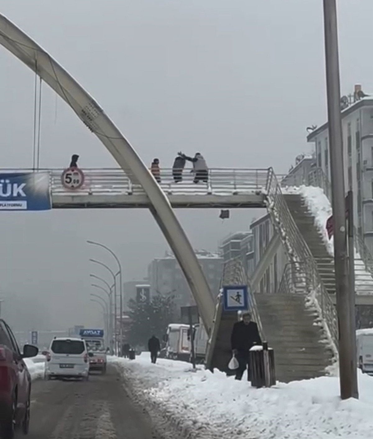 Diyarbakır’da kar topu attıkları gerekçesiyle çocukları darbeden şahıs tutuklandı