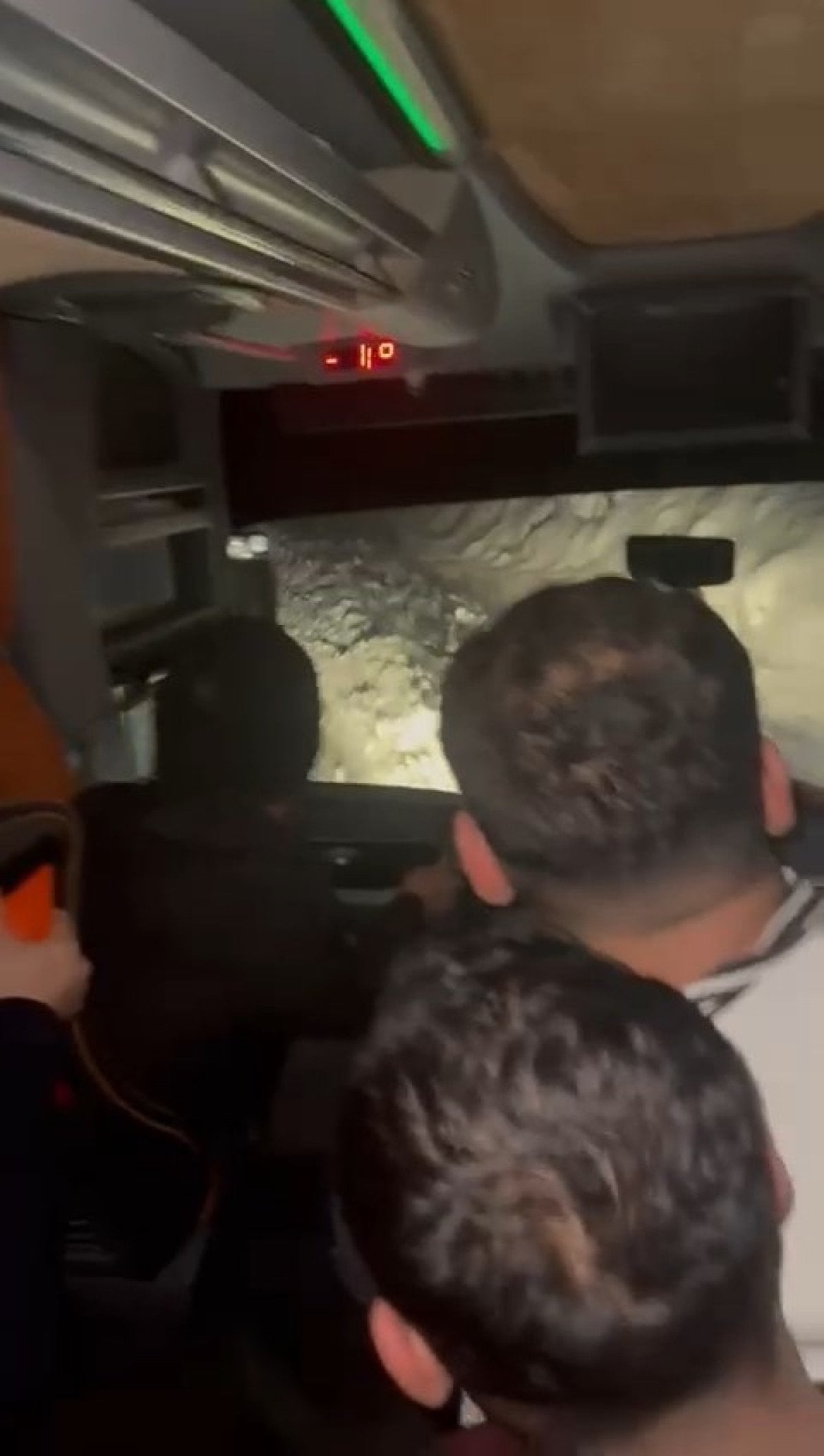 Diyarbakır’da otobüs buzlu yoldan şarampole yuvarlandı: O anlar kamerada