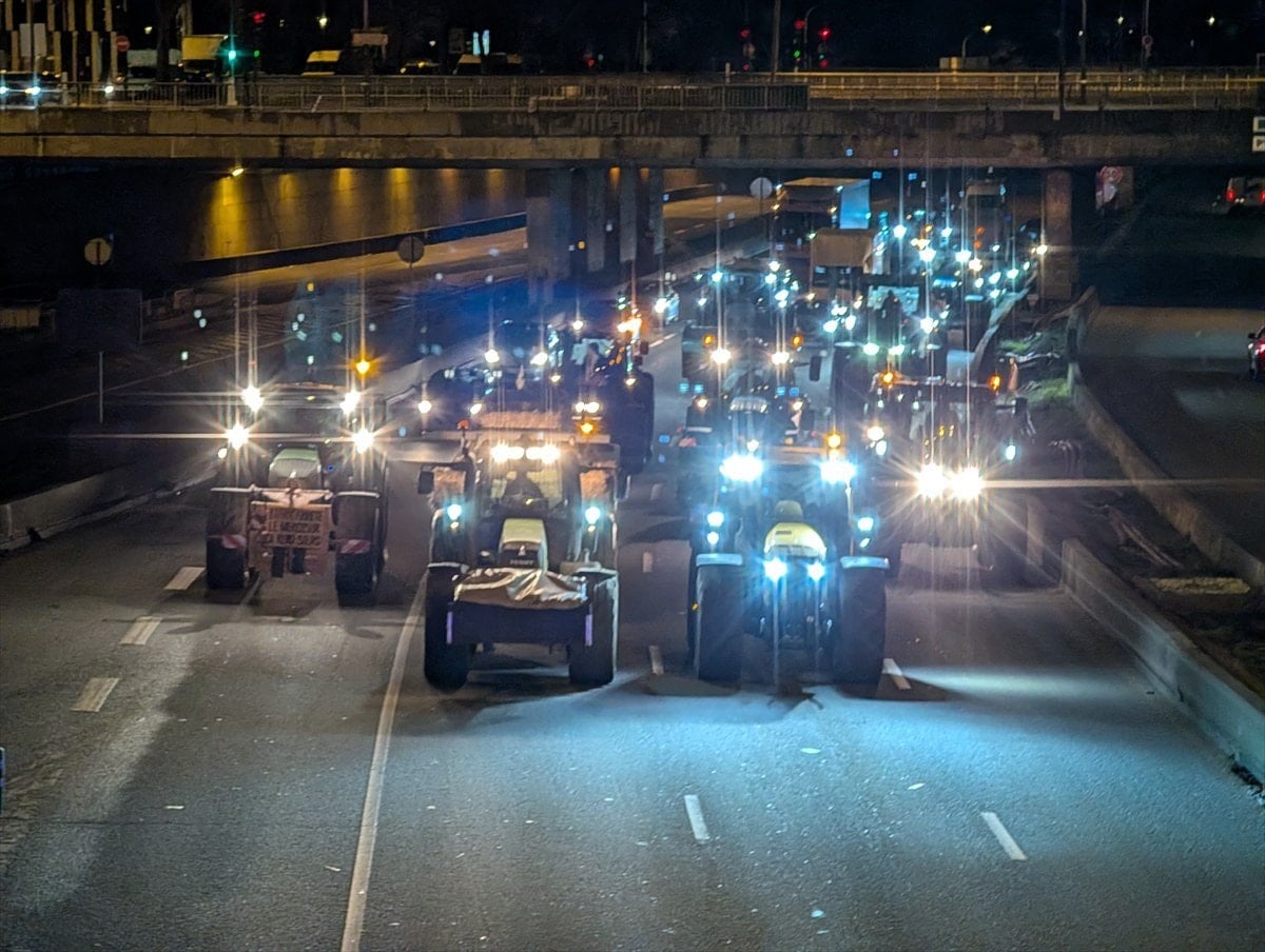 Fransa’da politikaları protesto eden çiftçiler traktörleri ile Paris’e ulaştı