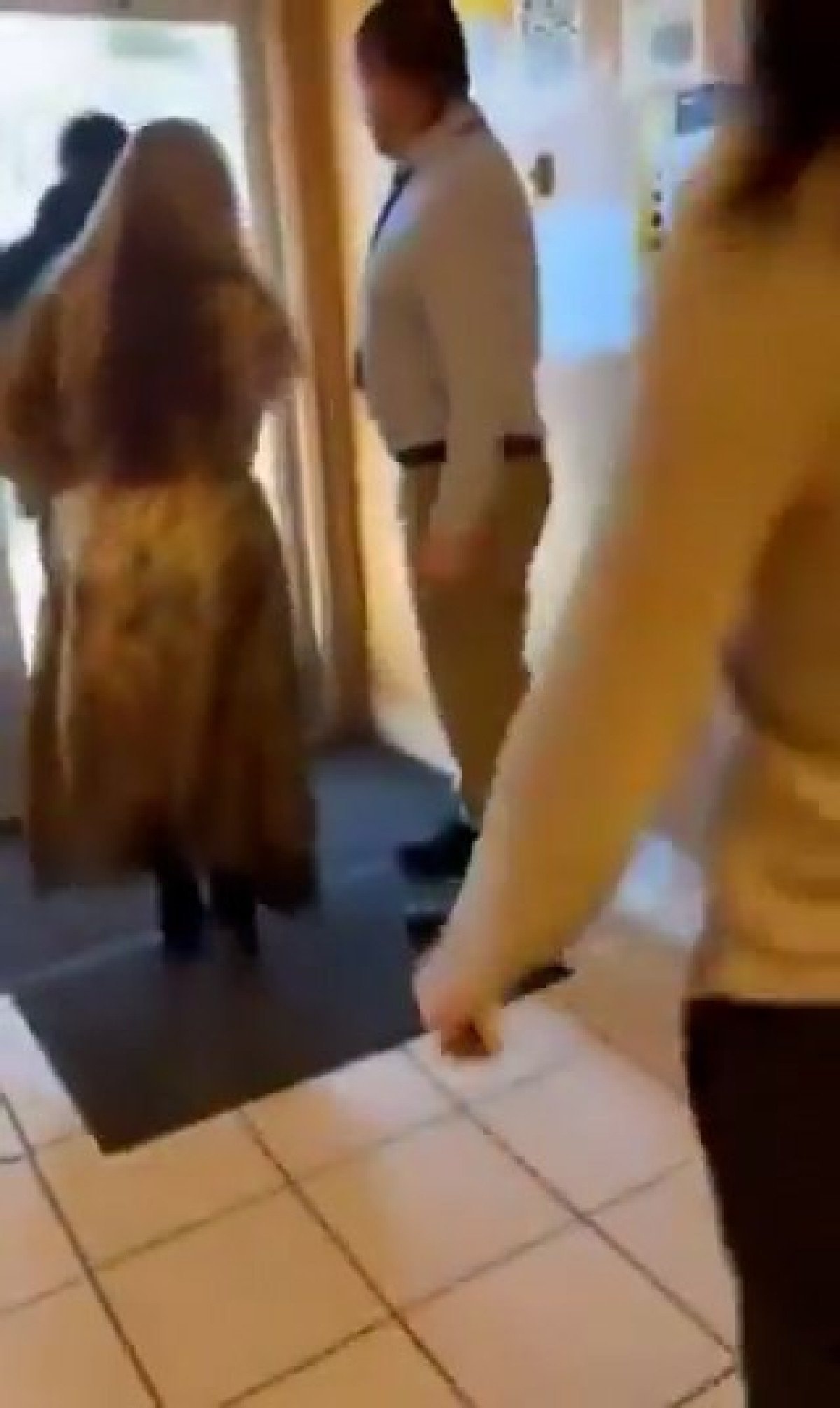 ICE ajanları, Ekvador’un konsolosluk binasına girmeye çalıştı