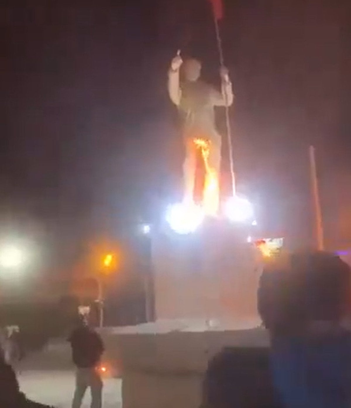 İran’da protestocular, Kasım Süleymani’nin heykelini yaktı