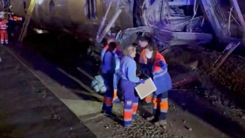 İspanya’da iki hızlı trenin raydan çıkması sonucu 21 kişi öldü