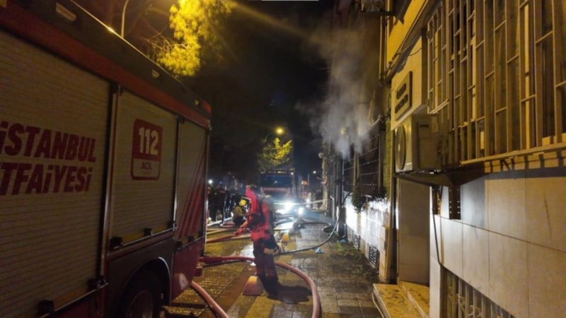 İstanbul Kadıköy’de apartmanda çıkan yangında 1’i ağır 8 kişi yaralandı