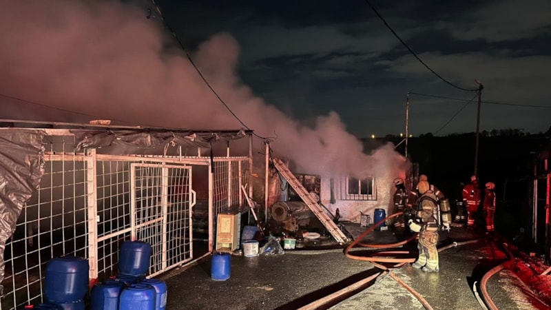 İstanbul Sultangazi’de iki iş yeri alev alev yandı