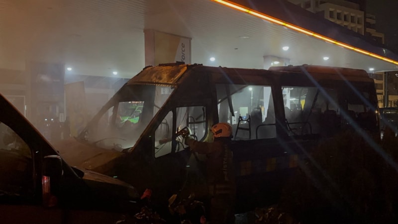 İstanbul’da benzin istasyonunda 2 minibüs alev aldı