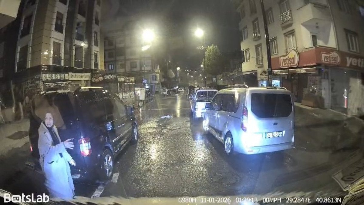 İstanbul’da trafikte tatıştığı servis şoförünün aracının camını yumrukladı