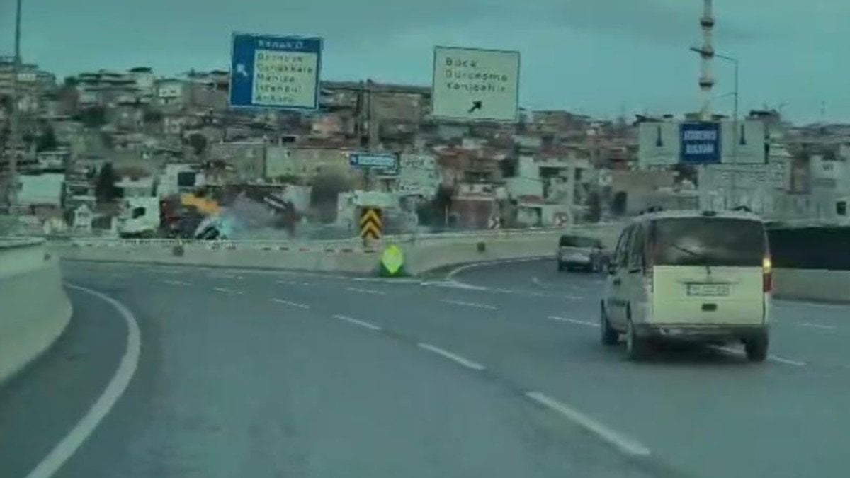 İzmir’de hafif ticari araca çarpan tır viyadükten düştü