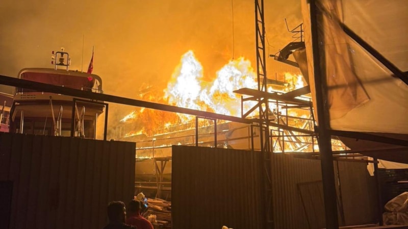 Muğla’da yapımı süren 20 metrelik gulet teknede yangın