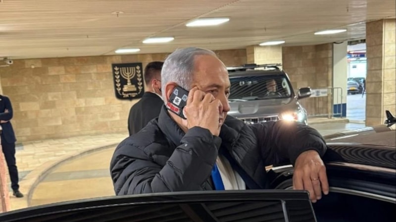 Netanyahu telefonunun kamerasını gizledi