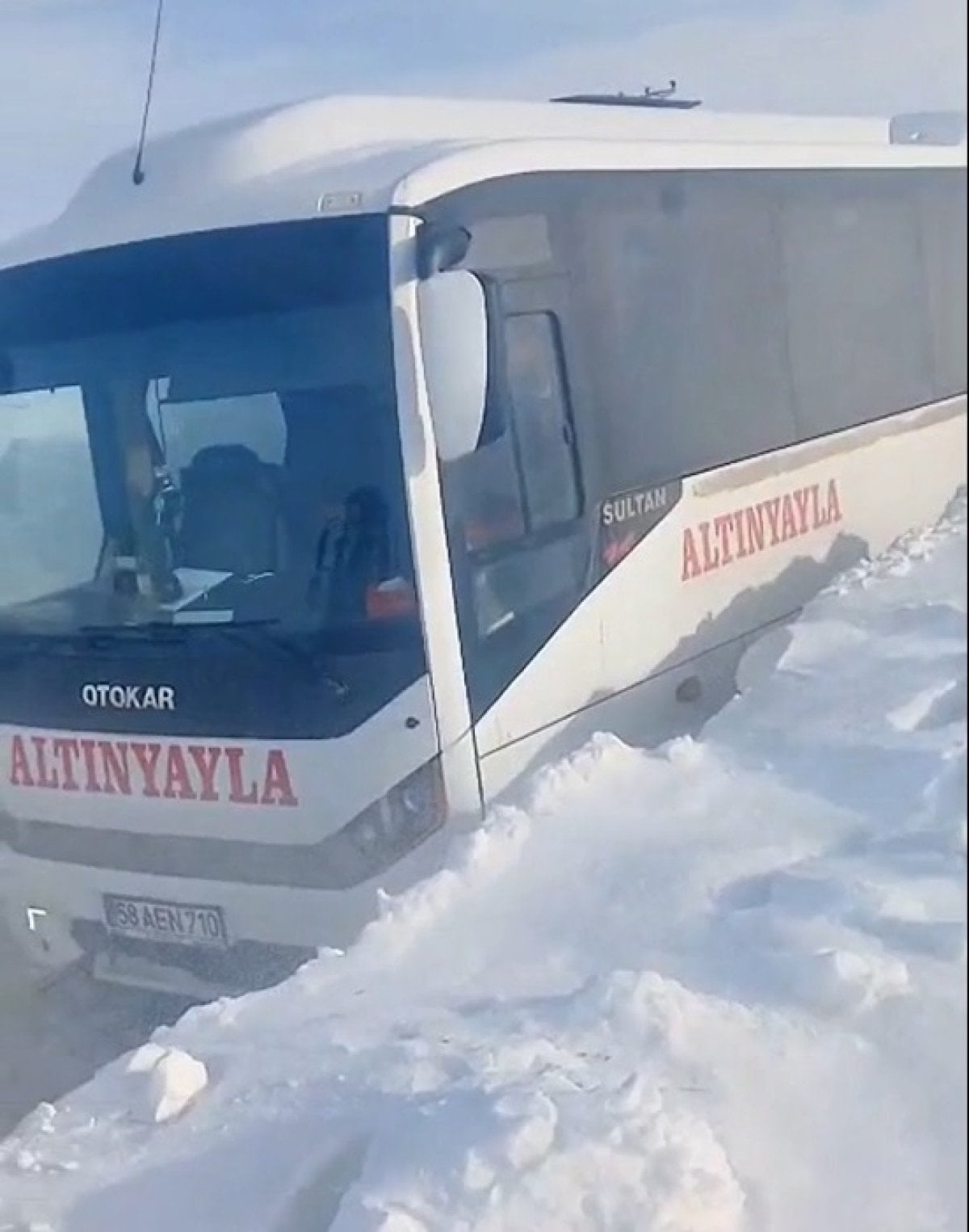 Sivas’ta karda mahsur midibüstekilerin yardımına köylüler koştu