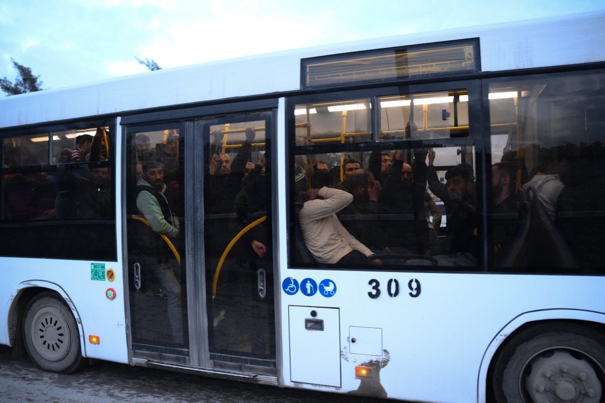 Suriye’de köşeye sıkışan terör örgütü üyeleri Halep’ten bozkurt işaretiyle kovuldu