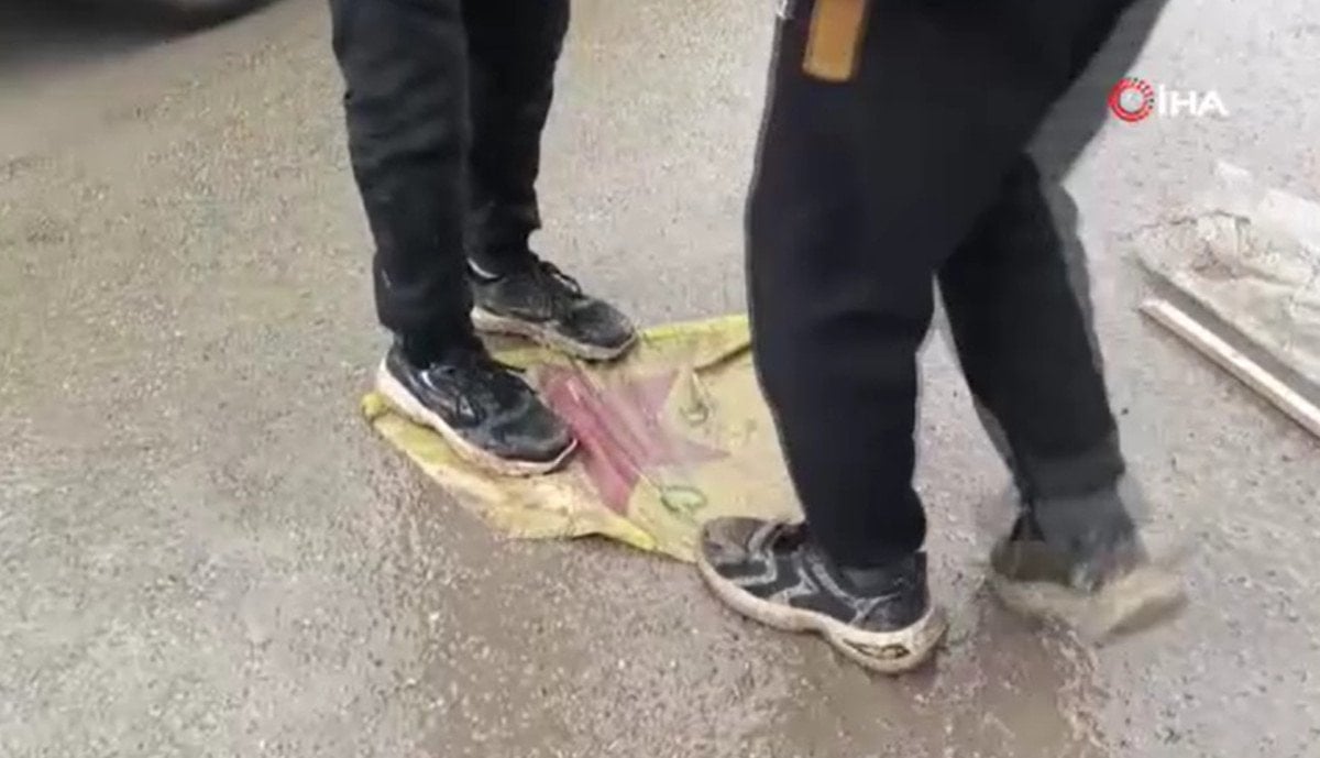 Suriye’nin Tabka kentinde teröristlerin afişleri parçalandı