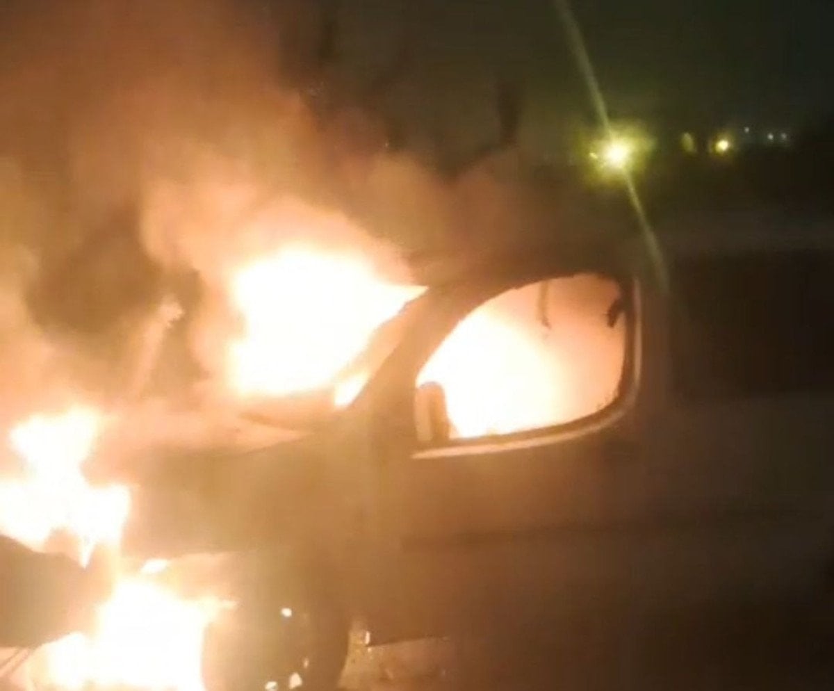 Adana’da park halindeki otomobil alev alev yandı