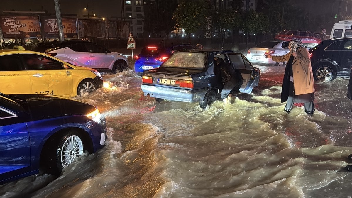 Adana’da sağanak hayatı olumsuz etkiledi: Yollar göle döndü