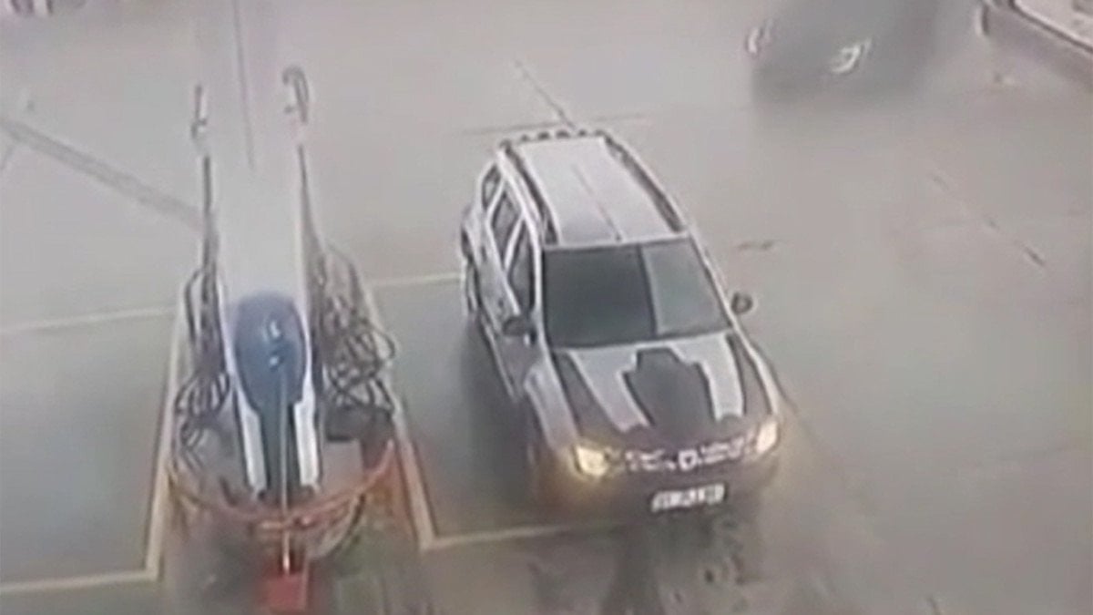 Antalya’da yakıt alan araca otomobil çarptı