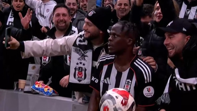Beşiktaş’ın yeni transferi Olaitan’dan taç atışı esnasında selfie