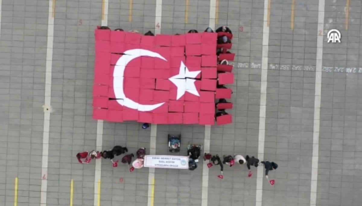 Bolu’da özel öğrencilerden ‘Bayrak Sevgisi’ gösterisi