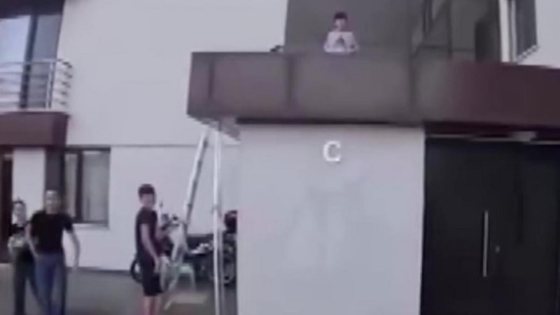 Bursa’da siparişe giden kurye, çatıda mahsur kalan çocuğu kurtardı