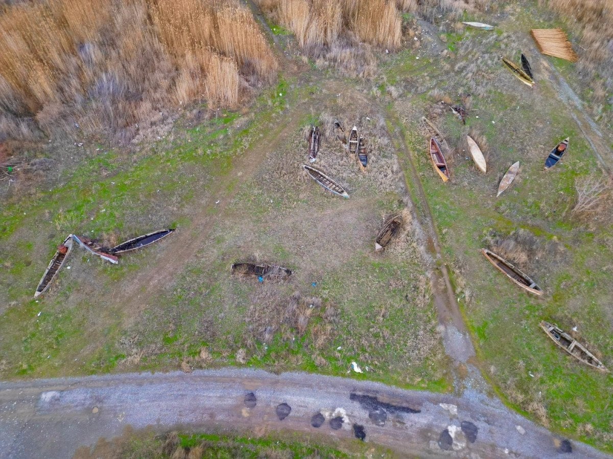 Eber Gölü’nde kuraklık alarmı: Kayıklar toprağa hapsoldu