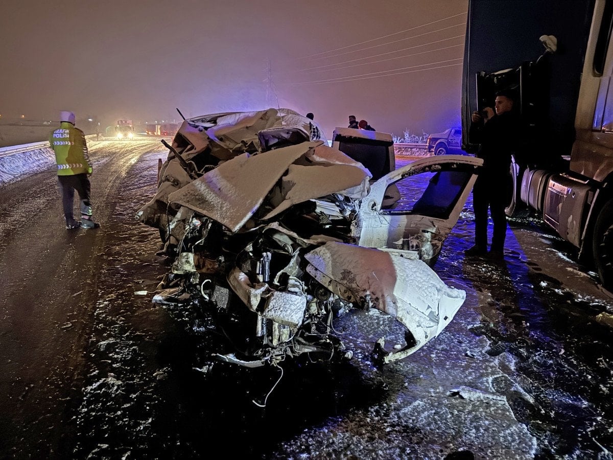Erzurum’da tır ile çarpışan otomobildeki 4 kişi can verdi
