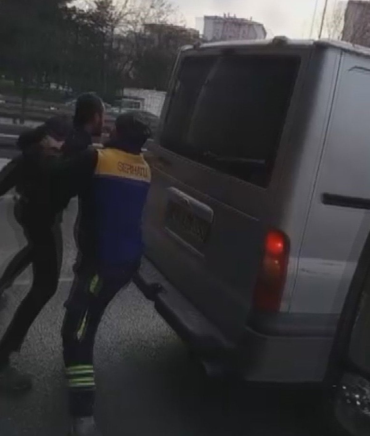 İstanbul Büyükçekmece’de tartıştığı kişinin aracına saldıran şüpheli yakalandı