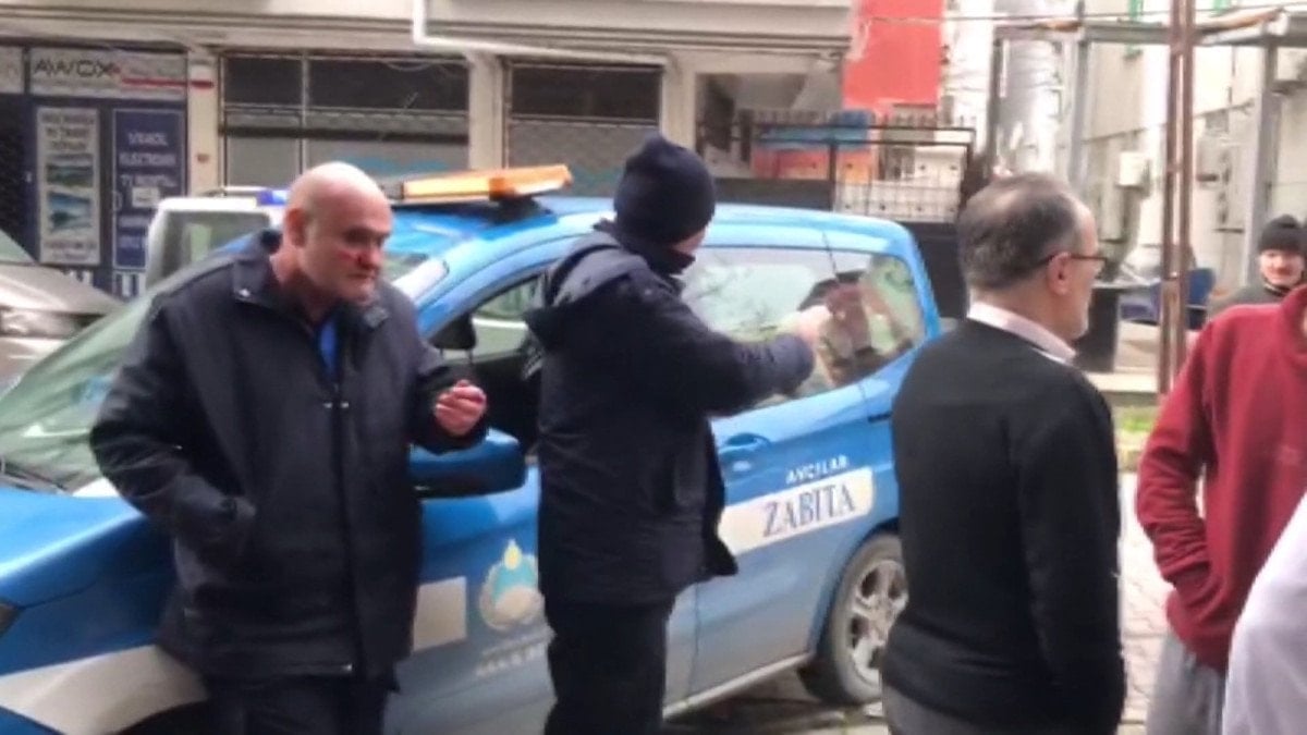 İstanbul’da kaldırıma park edilen aracın fotoğrafını çeken zabıtaya yumruklu saldırı