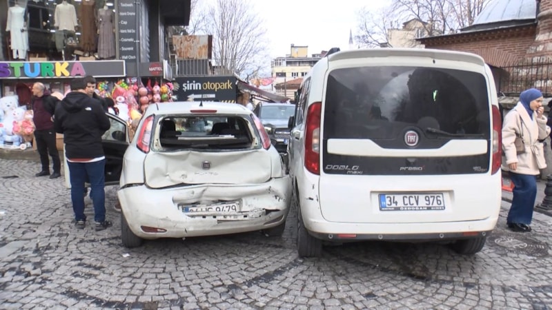İstanbul’da park halindeki otomobillere çarptı
