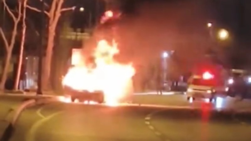 İstanbul’da seyir halindeki otomobil alev alev yandı