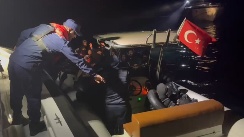 İzmir açıklarında 28 düzensiz göçmen yakalandı