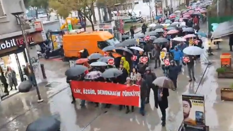 İzmir’de bir grup vatandaştan “laiklik” yürüyüşü