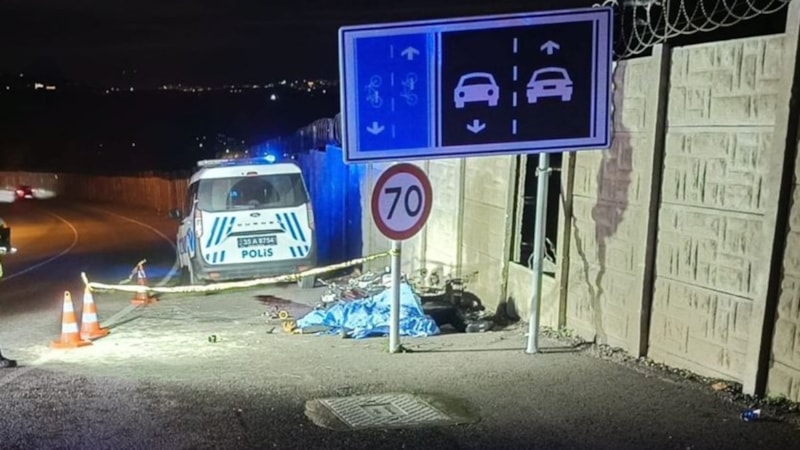 İzmir’de motosikletle trafik işaret levhasına çarpan sürücü öldü
