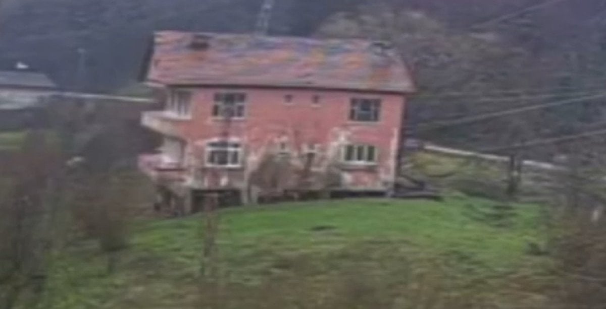 Kastamonu’da 2 katlı ev heyelan nedeniyle çöktü