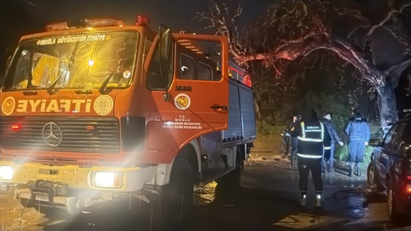 Muğla’da sağanak: Araç dereye kapıldı, evleri su bastı