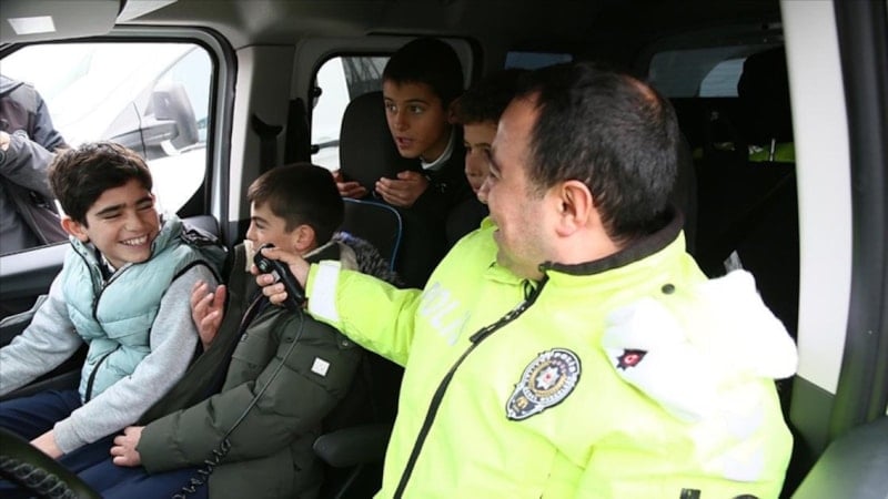 Muş’ta polisler, çocukların mutluluğu için okul okul geziyor