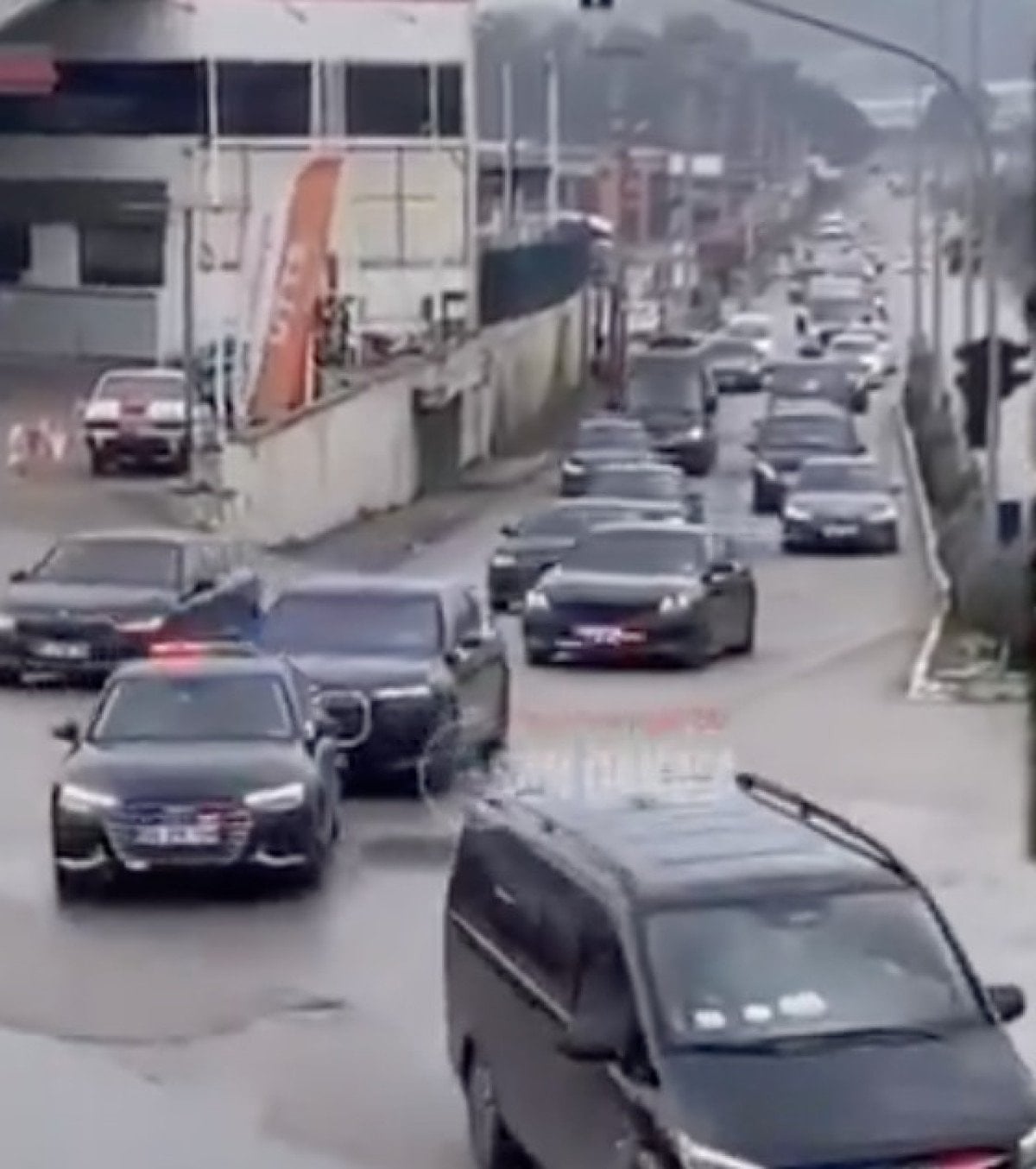 Özgür Özel’in konvoyundaki araç sayısı gündemde