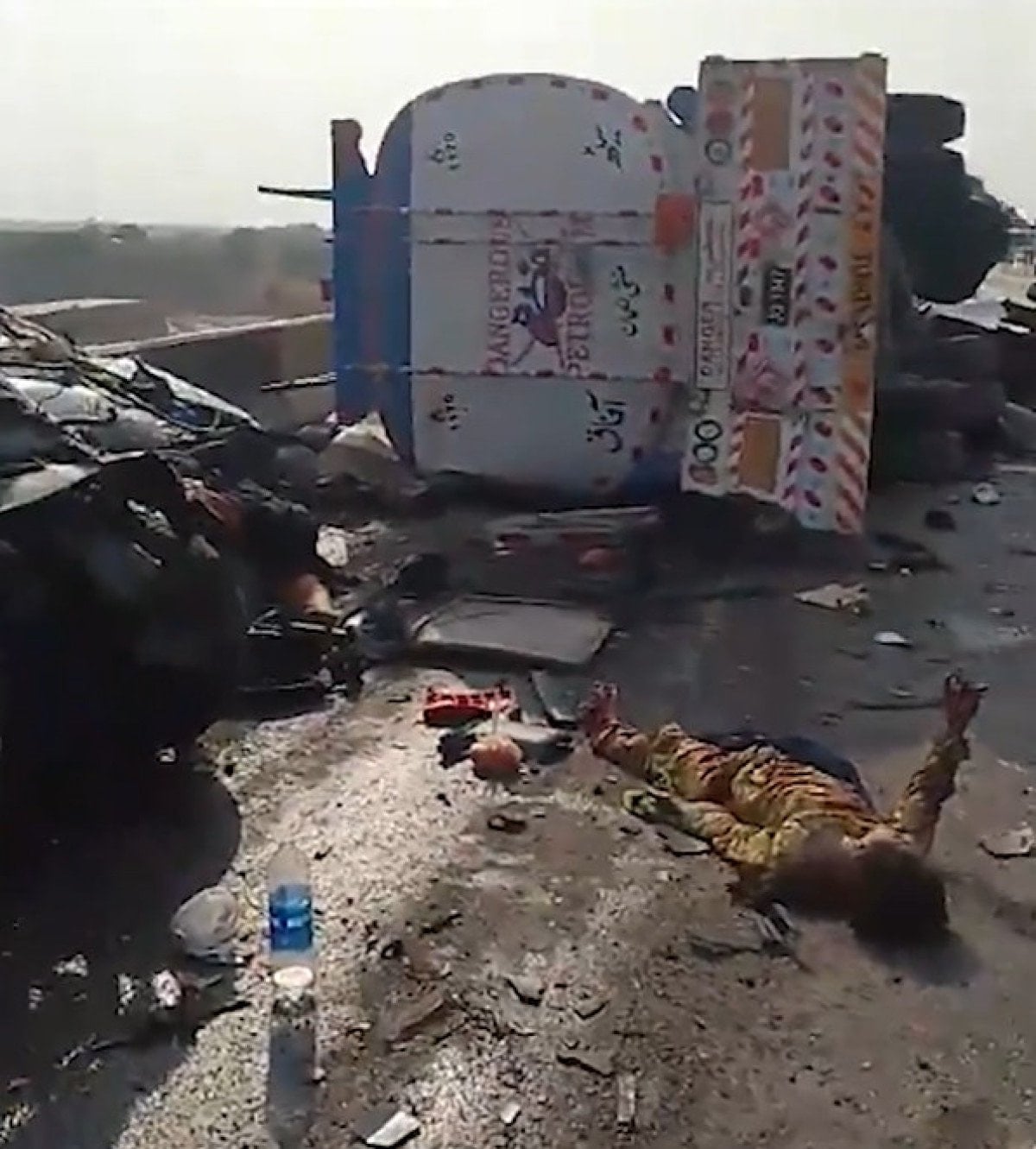 Pakistan’da minibüsün üzerine tanker devrildi: 13 ölü