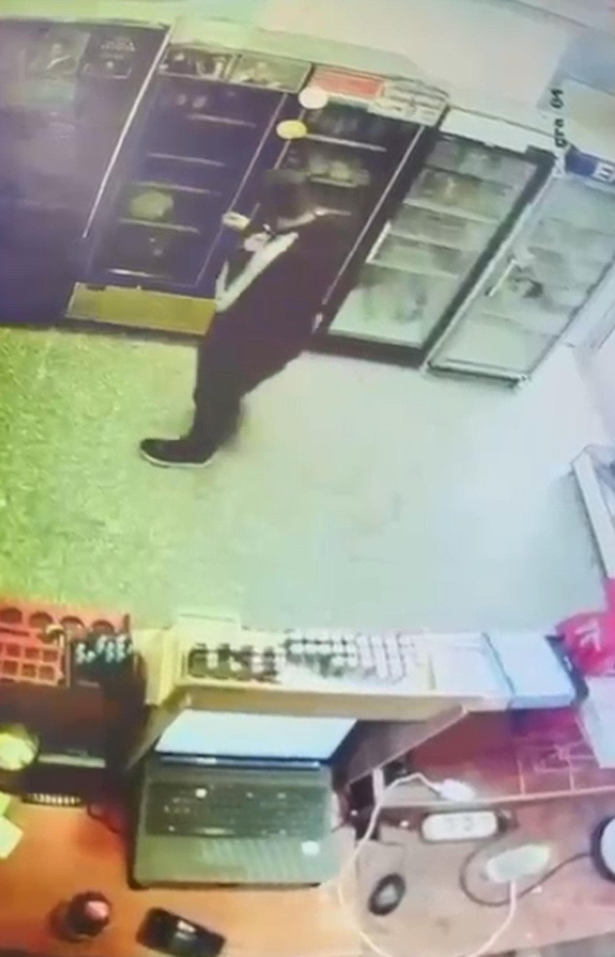 Tekirdağ’da marketten içki çalan hırsız kameraya yakalandı