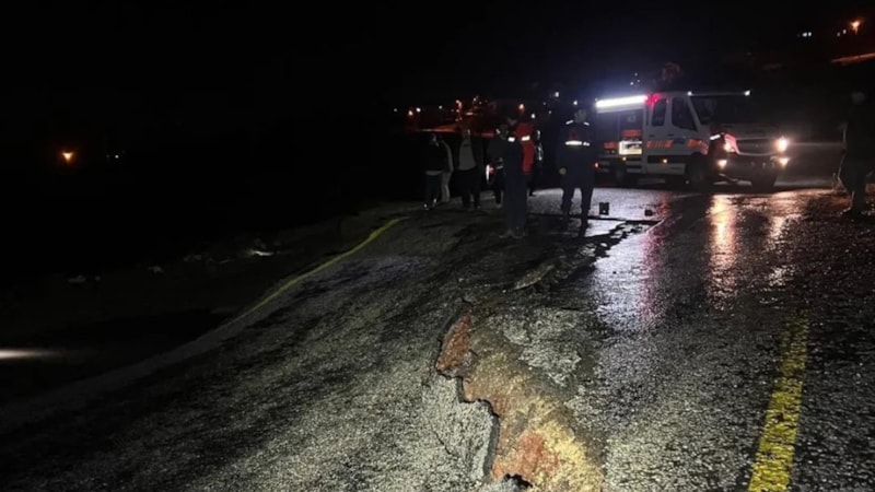 Uşak’ta yağış sonrası köy yolu çöktü
