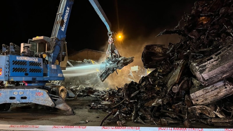 Ankara’da yangın paniği: Hurda araçlar alev aldı