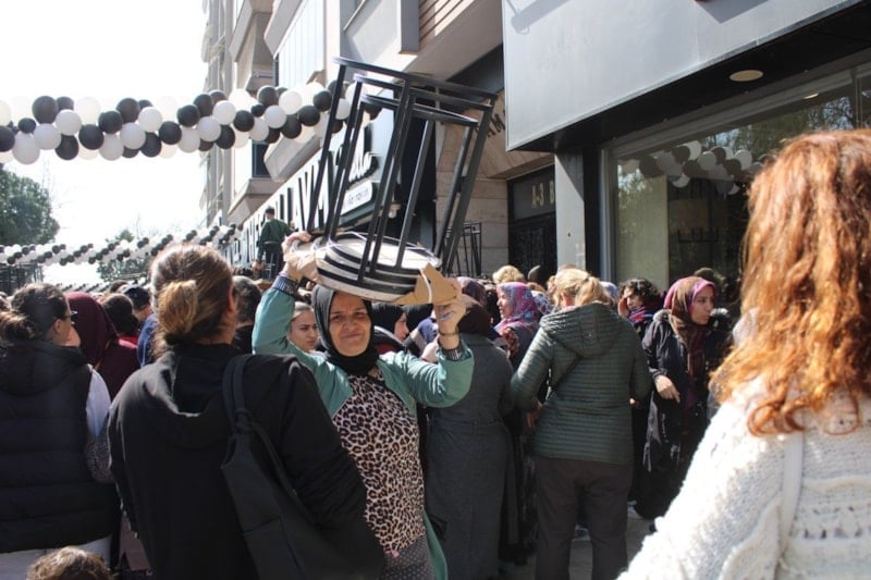 Aydın’da indirim izdihamı: Yaralanan ve bayılan vatandaşlar hastaneye kaldırıldı